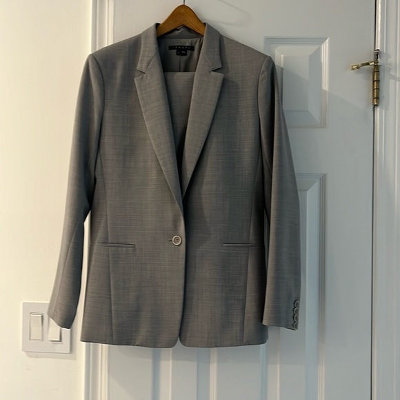 Theory suit. Preowned, grey. Jacket 8 pant 6 - Picture 2 of 10